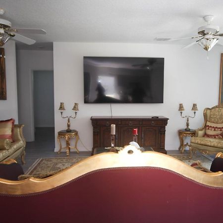 A Beautiful Queen Bedroom Orlando Exterior photo