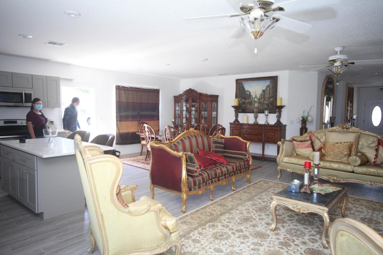 A Beautiful Queen Bedroom Orlando Exterior photo