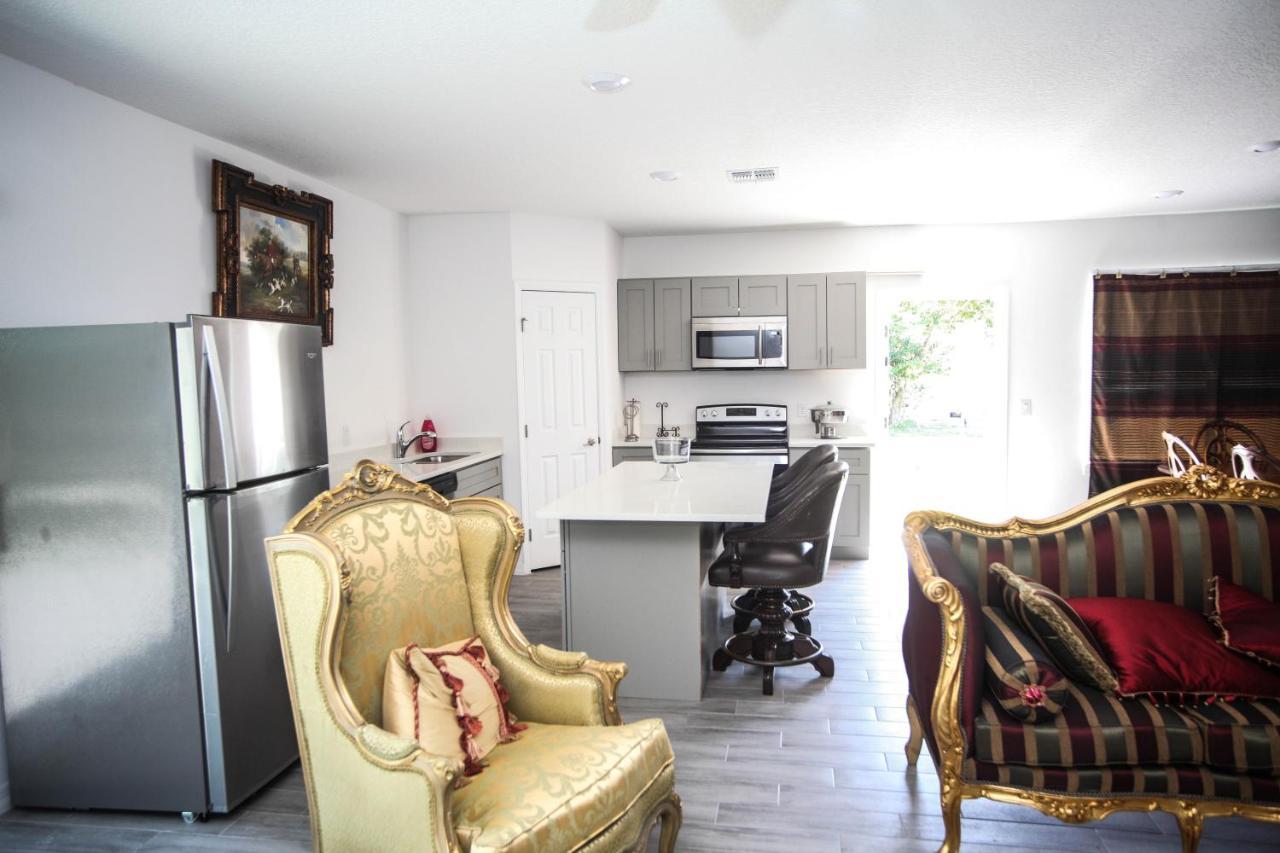 A Beautiful Queen Bedroom Orlando Exterior photo