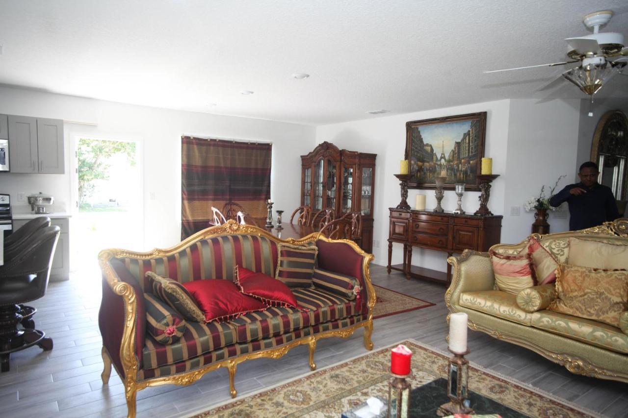 A Beautiful Queen Bedroom Orlando Exterior photo