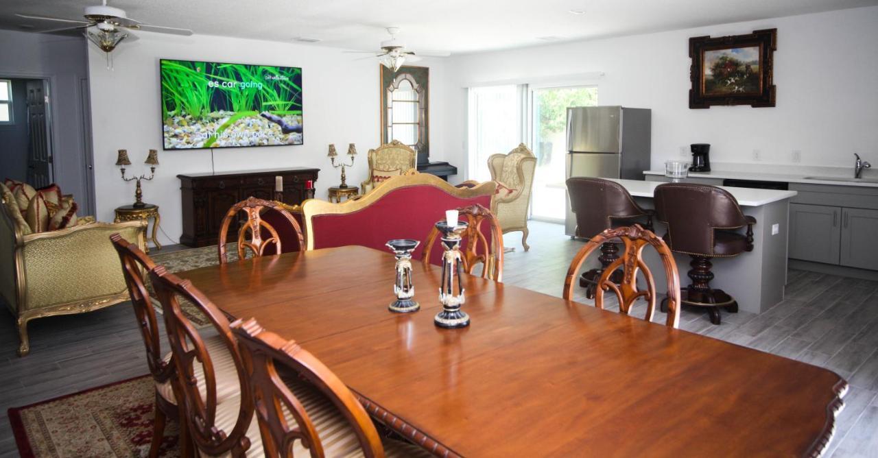 A Beautiful Queen Bedroom Orlando Exterior photo