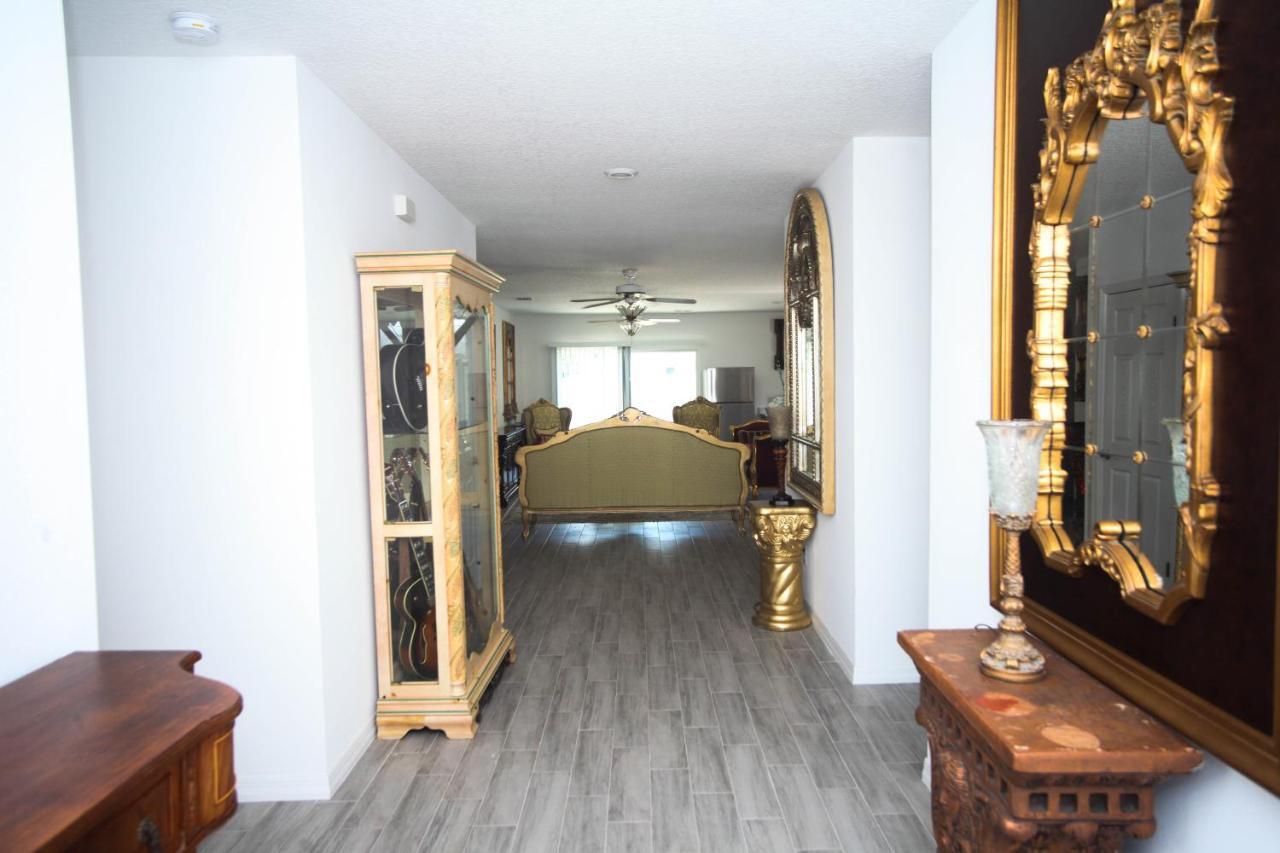 A Beautiful Queen Bedroom Orlando Exterior photo