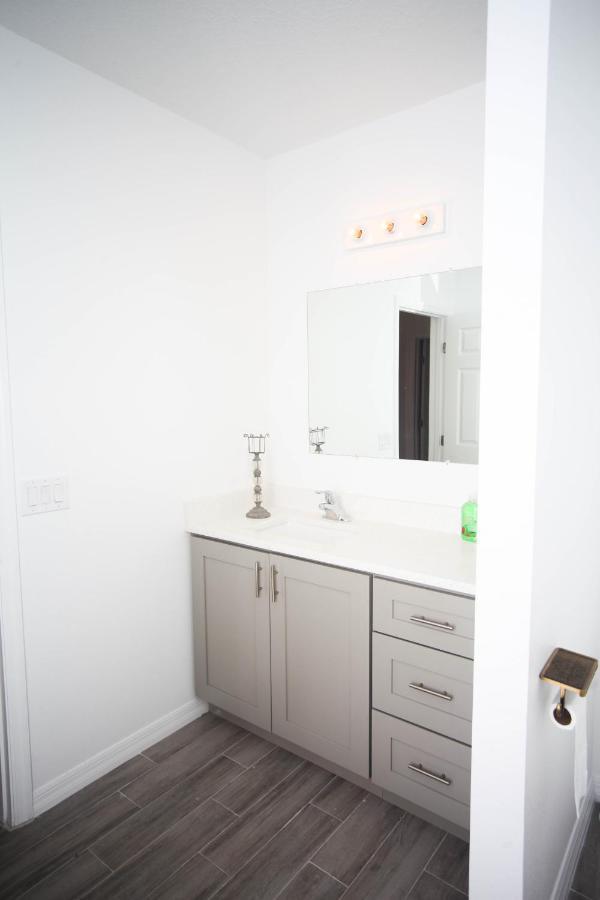 A Beautiful Queen Bedroom Orlando Exterior photo