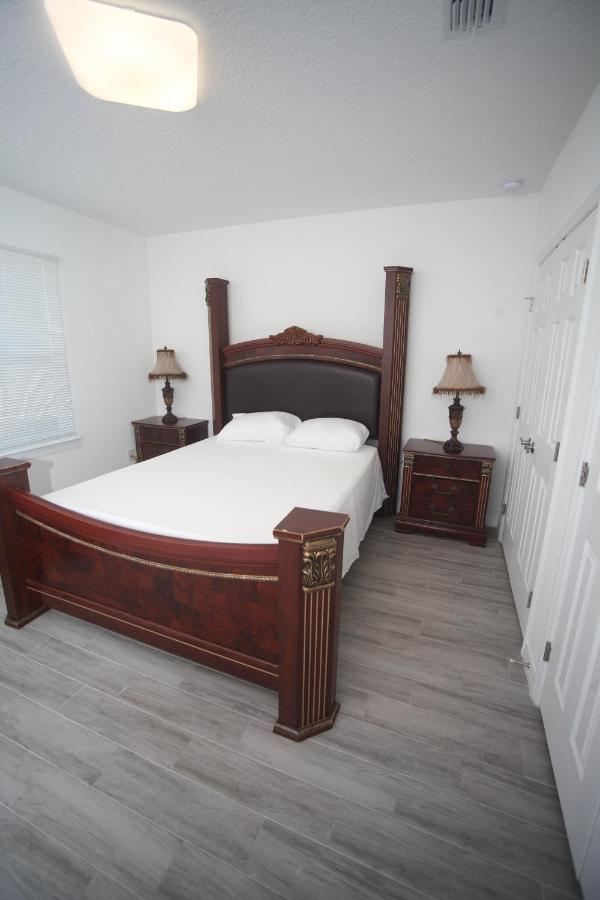A Beautiful Queen Bedroom Orlando Exterior photo